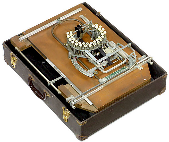 Esta es una máquina de escribir música de los años 50, solo quedan unas pocas en la actualidad