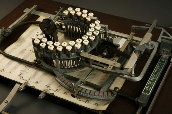 Esta es una máquina de escribir música de los años 50, solo quedan unas pocas en la actualidad
