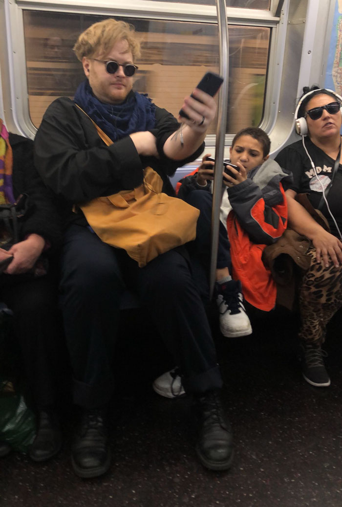Este niño se negaba a mover las piernas en el metro, y captaron su reacción cuando alguien se sentó encima