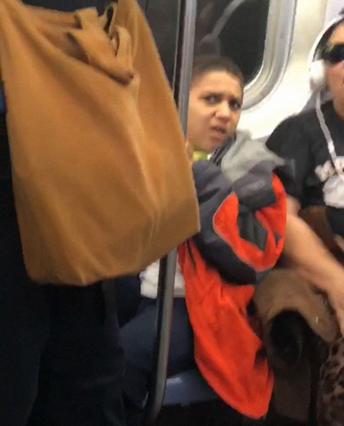Este niño se negaba a mover las piernas en el metro, y captaron su reacción cuando alguien se sentó encima