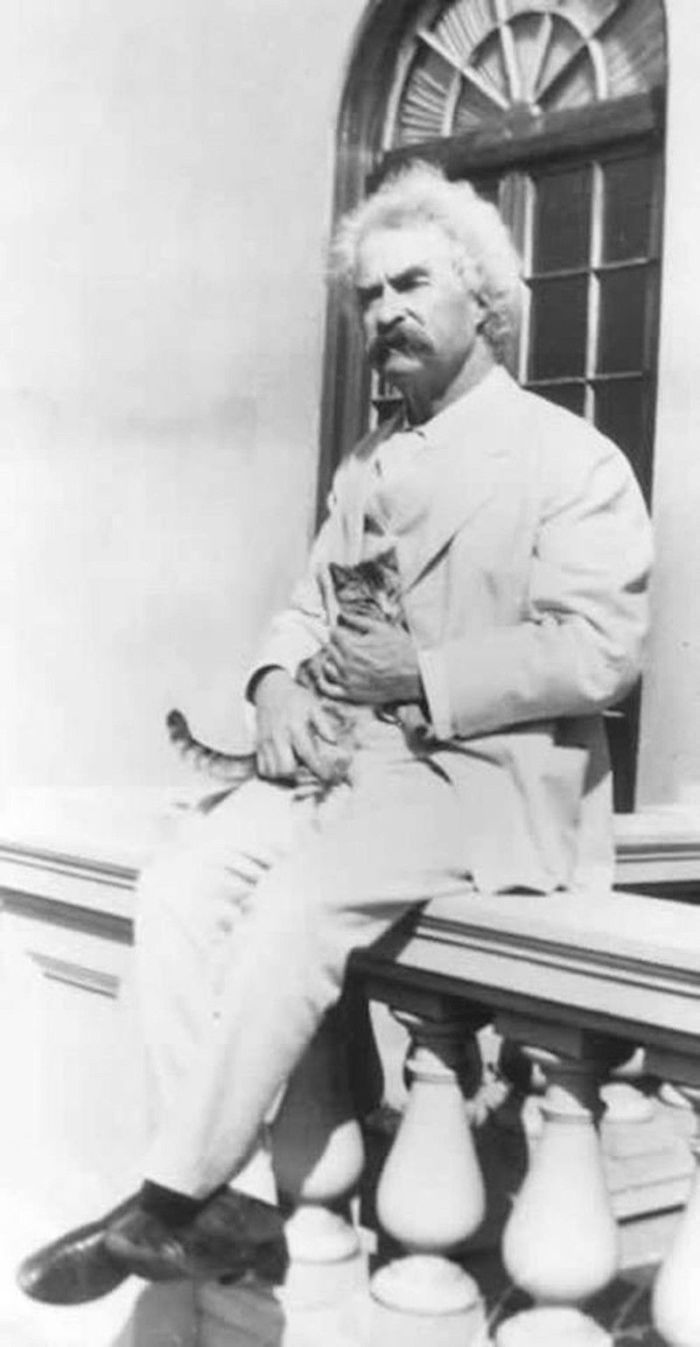 12 Vintage Photos From The 1900s Prove That Mark Twain Was The 'Crazy Cat Lady' Type Of Man