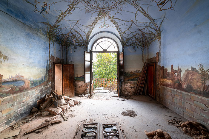 I Photographed Breathtaking Paintings And Frescoes In Abandoned Places In Italy (25 Pics)