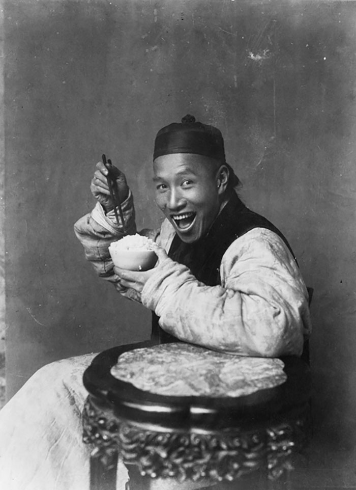 After People Claimed That This Smiling Man Photo From 1901 Was Fake, Tumblr User Explained That Rural Chinese People Didn't Know How To Pose
