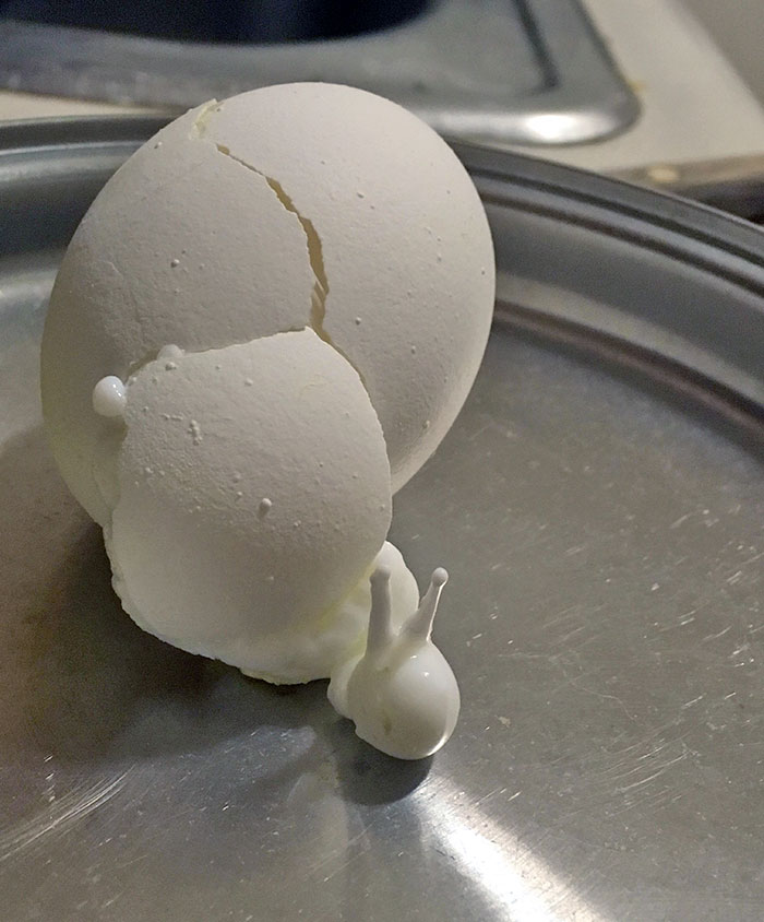 Huevo duro que se ha roto y parece un caracol