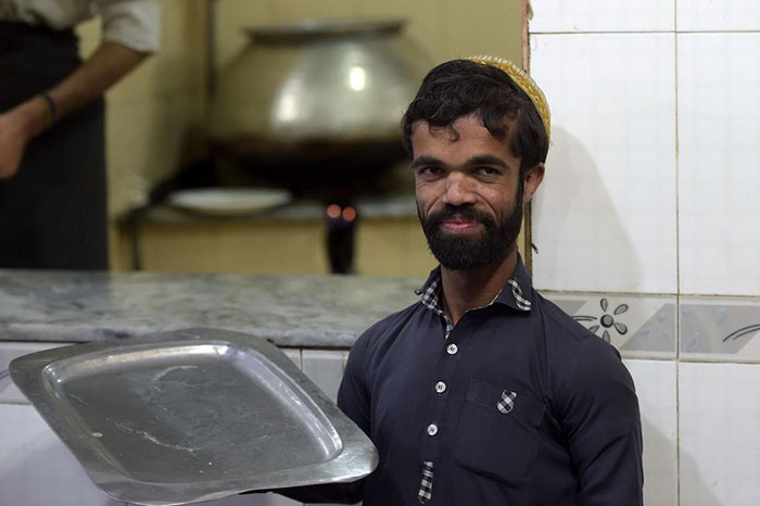 Someone Discovered This Pakistani Waiter Looks Just Like Tyrion Lannister From GoT, And Now Business Is Booming Because Of Him