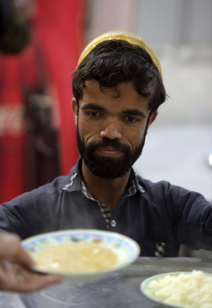 Someone Discovered This Pakistani Waiter Looks Just Like Tyrion Lannister From GoT, And Now Business Is Booming Because Of Him