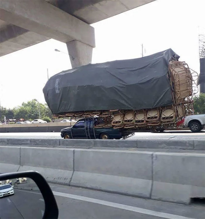 Este Camión Transportando Sillas En Tailandia