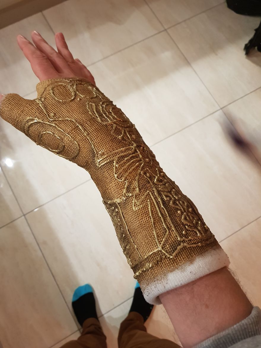 After Breaking My Wrist, I Turned My Plain Cast Into Thanos‘ Infinity Gauntlet