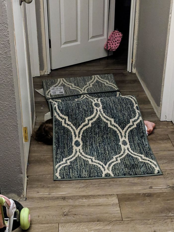 Mi hija intentando esconderse cuando se supone que está en la cama