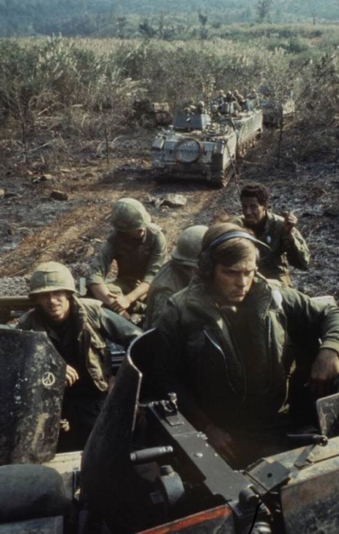 Mi padre (delante) en Vietnam, 1971. No sabía que esta foto existía hasta que la encontré al azar en internet. Lloró al verla