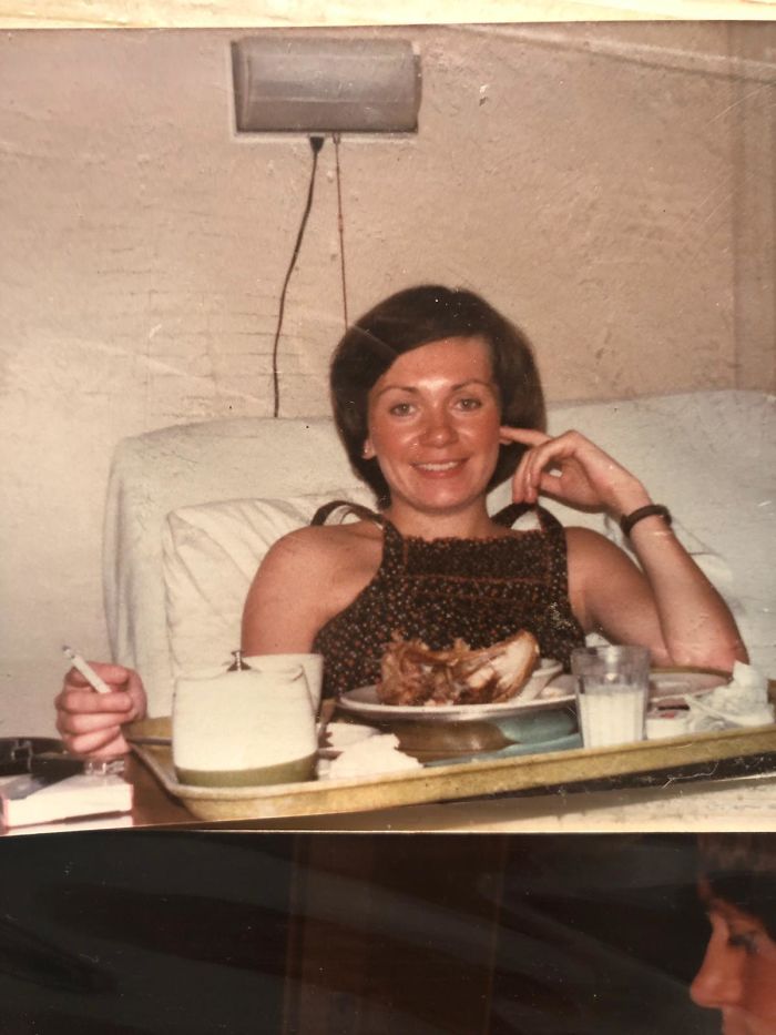 Canadá 1978, mi madre tras dar a luz a mi hermana, fumando y comiendo pollo asado