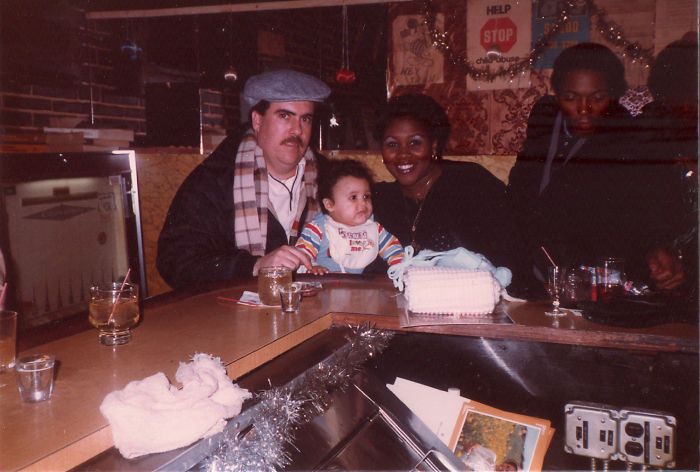 Mis padres conmigo en un bar a principio de los 80