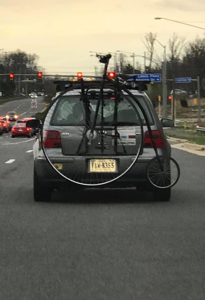Esta Persona Lleva Un Biciclo En El Portabicicletas De Este Volkswagen