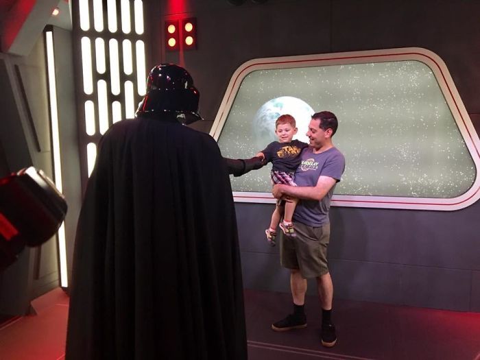 Mi hijo conoció a Darth Vader. Este le pidió que se uniera a él y le dio la mano. No sé si preocuparme