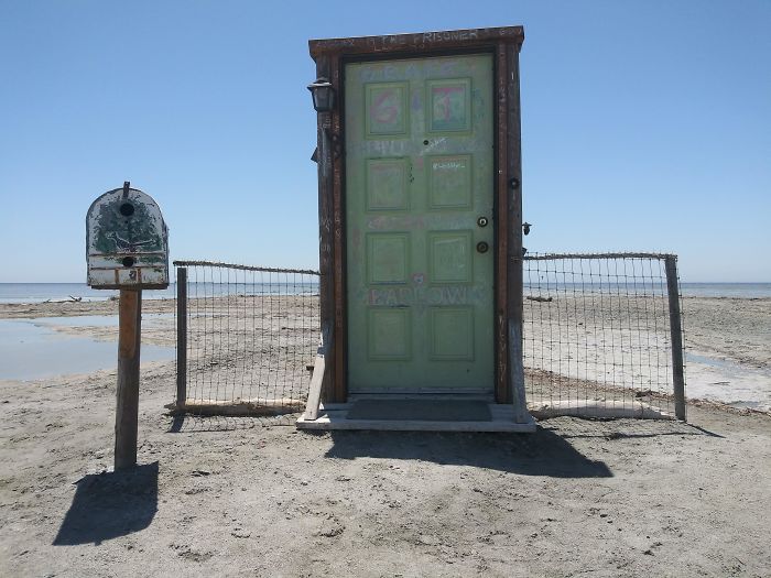 Encontré una puerta en una playa abandonada