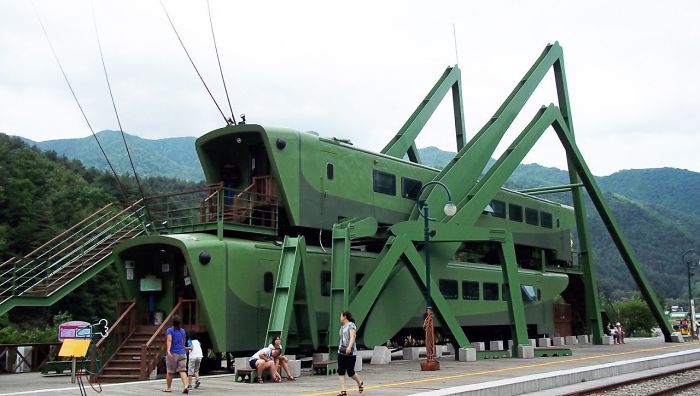 Locomotoras en forma de saltamontes apiladas para crear un restaurante en Corea del Sur