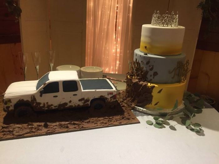 La tarta de boda de él y la de ella