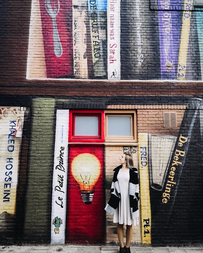 Estos artistas holandeses pintaron una librería gigante en la pared de un edificio, con los libros favoritos de los residentes