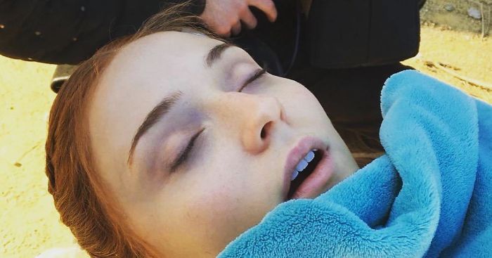 Sansa dormida en el rodaje