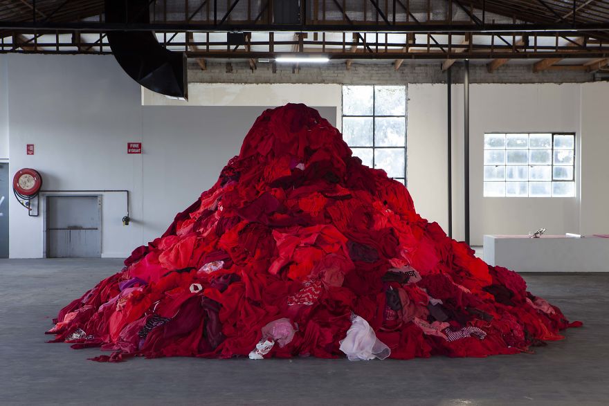 convertí 3000 kilogramos de ropa destinada al vertedero en una instalación de arte | panda aburrido