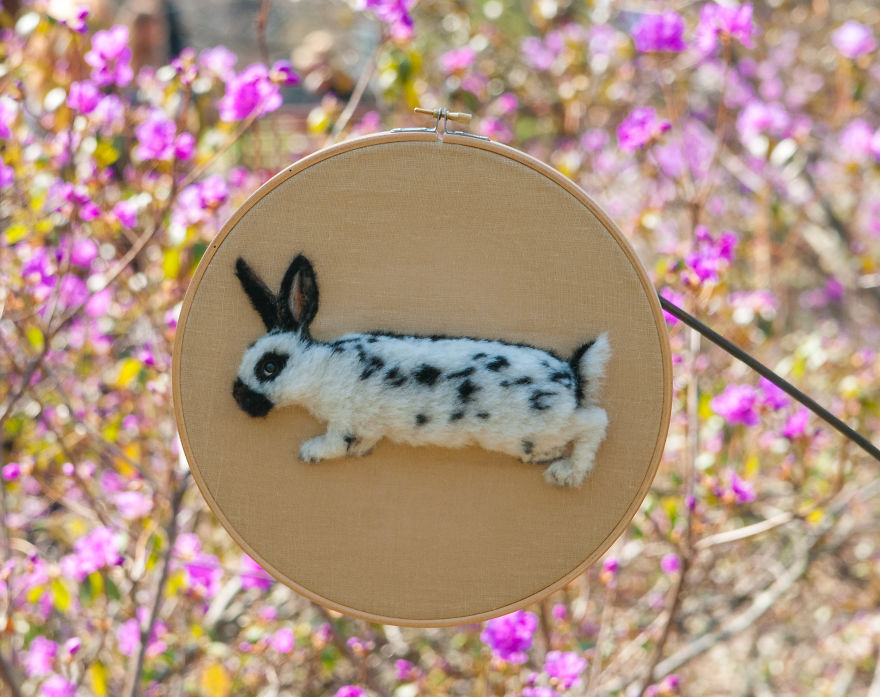 Painting Rabbit/Felted Rabbit/Woolen Bunny / 3D Pet Portrait/Memory Hoop Art/ Needle Felted Art/ Pet Gift/ Wool Painting/ Pet Picture