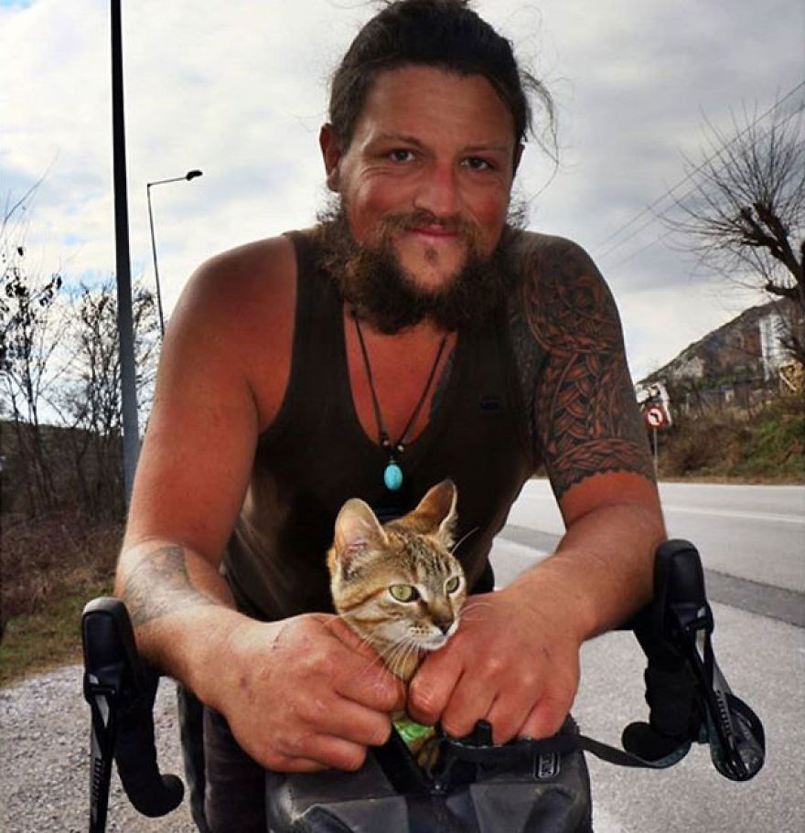 Scottish Man Decides To Cycle Across The Globe Solo But Finds A Stray Cat Which Accompanies Him