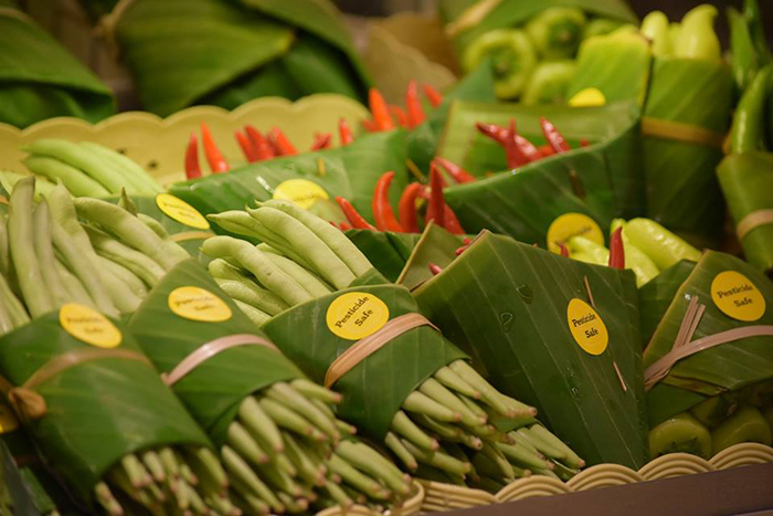 Asian Supermarkets Go Back To Using Leaves Instead Of Plastic