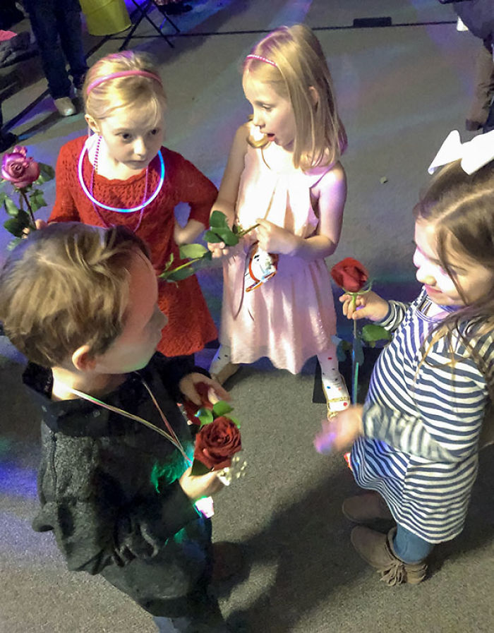 Mi hijo de 6 años tuvo su primer baile en el cole y le pillaron dando rosas a chicas distintas
