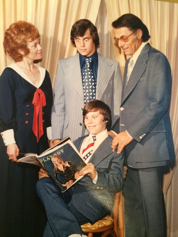 Mi padre con la revista, y mis abuelos y tíos en su Bar Mitzvah en 1972