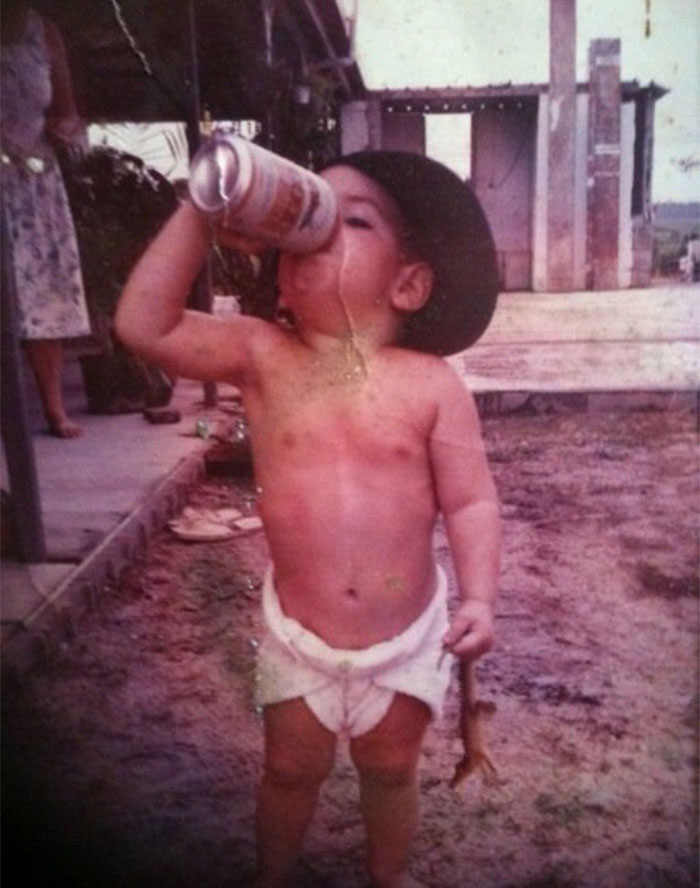Yo en 1991, el típico niño australiano bebiendo cerveza extralight y sosteniendo una cría de cocodrilo