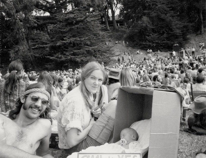 Iniciativa por la marihuana en California, 1972. Mis padres en la foto y yo en la caja
