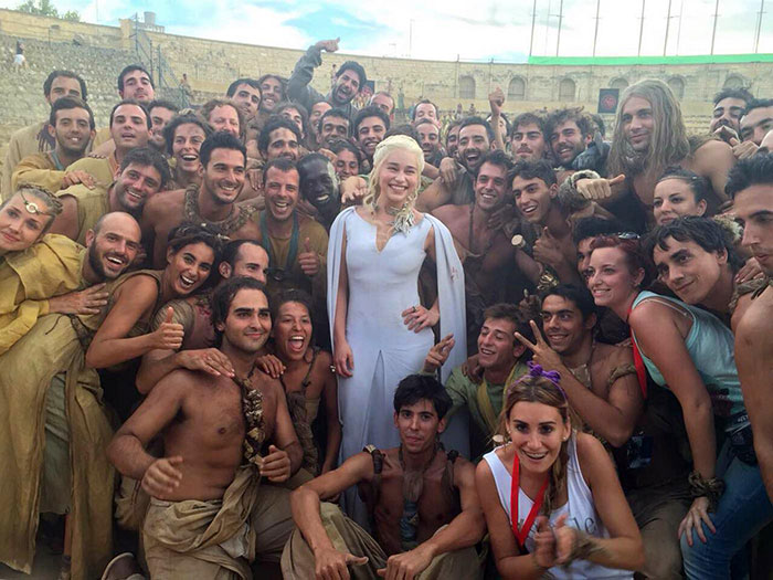 Emilia Clarke With A Crew From Season 5