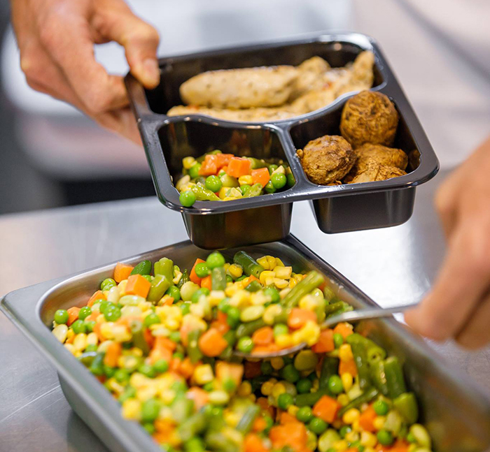 School Cafeteria Helps Kids In Need By Giving Them Leftover Lunch Food To Bring Home, And People Are Loving It
