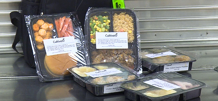 School Cafeteria Helps Kids In Need By Giving Them Leftover Lunch Food To Bring Home, And People Are Loving It