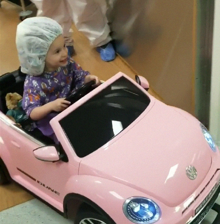 Hospital Gives Kids Mini Cars To Drive Into Surgery So They Would Be Less Stressed