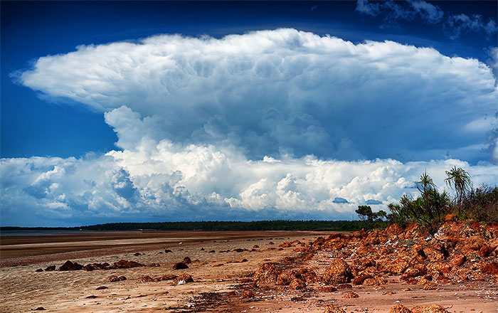 Nube de tormenta que aparece cada mediodía en una isla australiana