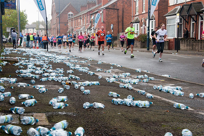 London Marathon Replaces Water Bottles With Biodegradable And Edible Water Pouches