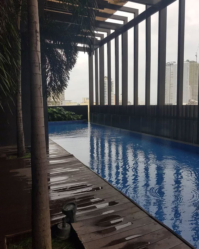 Water Cascades Down From The Rooftop Of A Skyscraper As A 6.1 Magnitude Earthquake Hits Manila