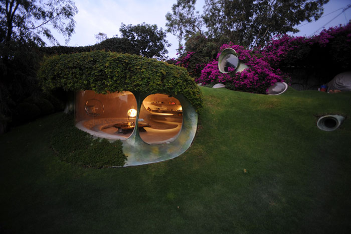This Organic Hobbit House Is Perfectly Integrated Into Its Surroundings And Is Almost Invisible To Passers-By