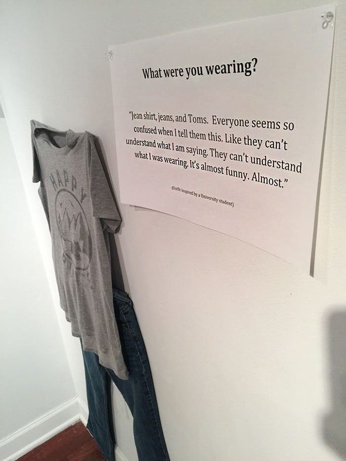 Esta exposición muestra lo que llevaban puesto víctimas de abusos sexuales a quienes dijeron que fueron violados por culpa de su ropa