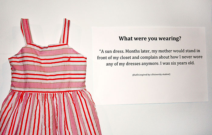 Esta exposición muestra lo que llevaban puesto víctimas de abusos sexuales a quienes dijeron que fueron violados por culpa de su ropa