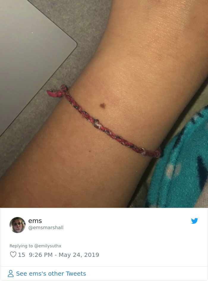 Someone Claims All Women Have A Freckle In The Middle Of Their Wrists, And People Start Freaking Out (23 Pics)