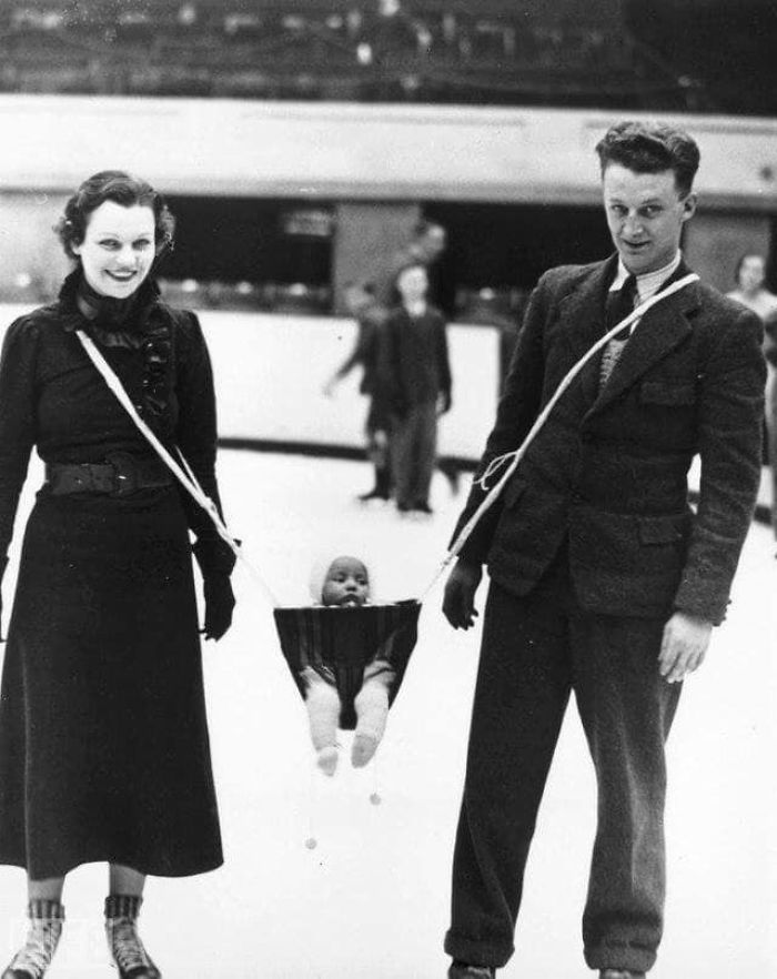 Pareja patinando sobre hielo con su bebé, 1937