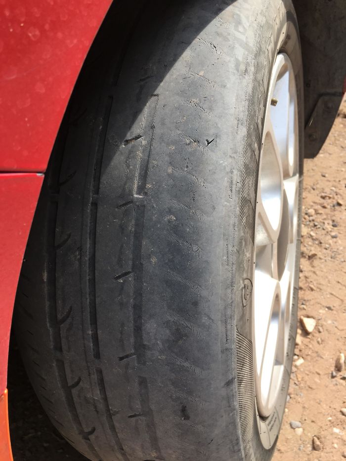 Le dije a mi amigo que tendría que cambiar los neumáticos, pero dijo que no importa que estén desgastados porque tiene tracción a las 4 ruedas