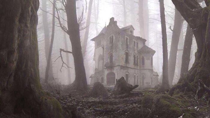 Abandoned Russian House Found In The Woods