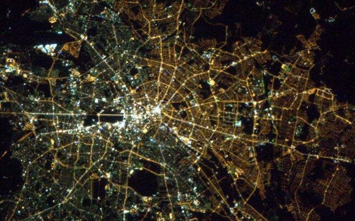 25 años tras caer el muro de Berlín, aún se pueden ver las distintas bombillas desde el espacio