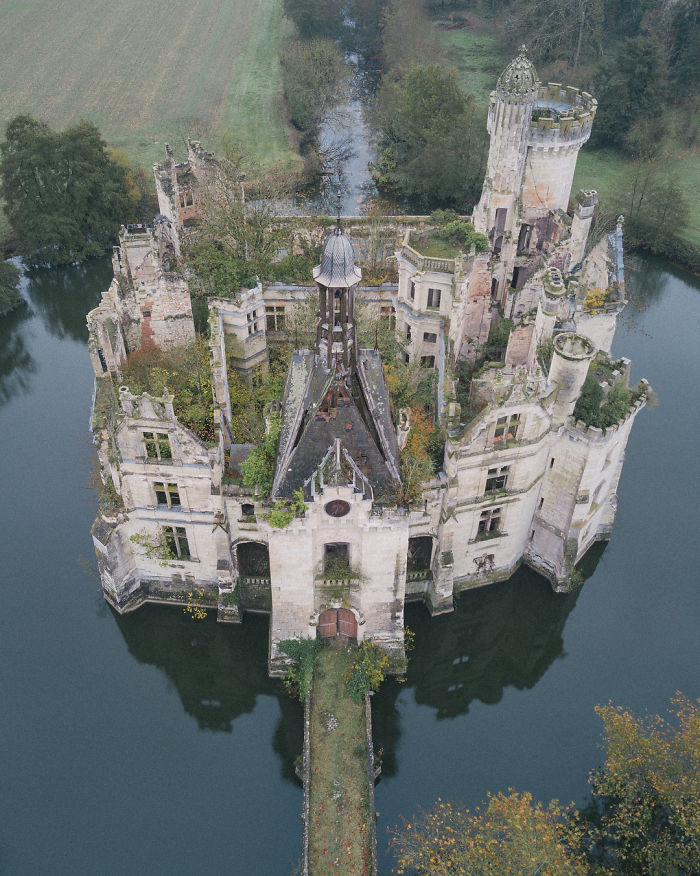 Chateau del siglo XIII abandonado en Francia