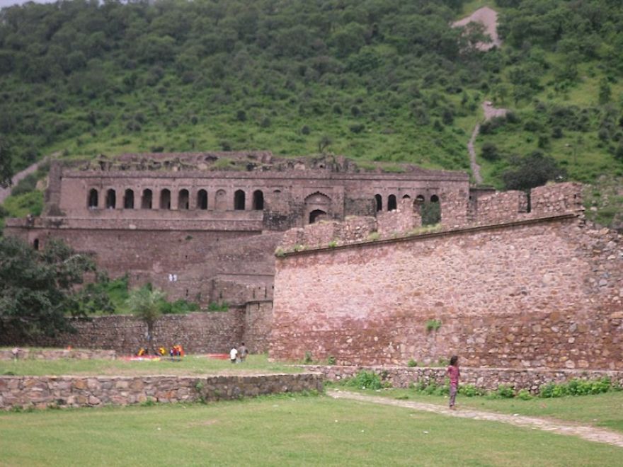 Most Scariest Places On Earth 1
bangarah Fort, Rajasthan, India Most Scariest Places On Earth 1
bangarah Fort, Rajasthan, India