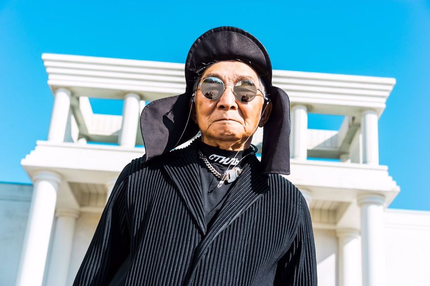 Kacamata hitam beserta talinya pun menghiasi wajah dari sang kakek yang sudah berumur 84 tahun itu.