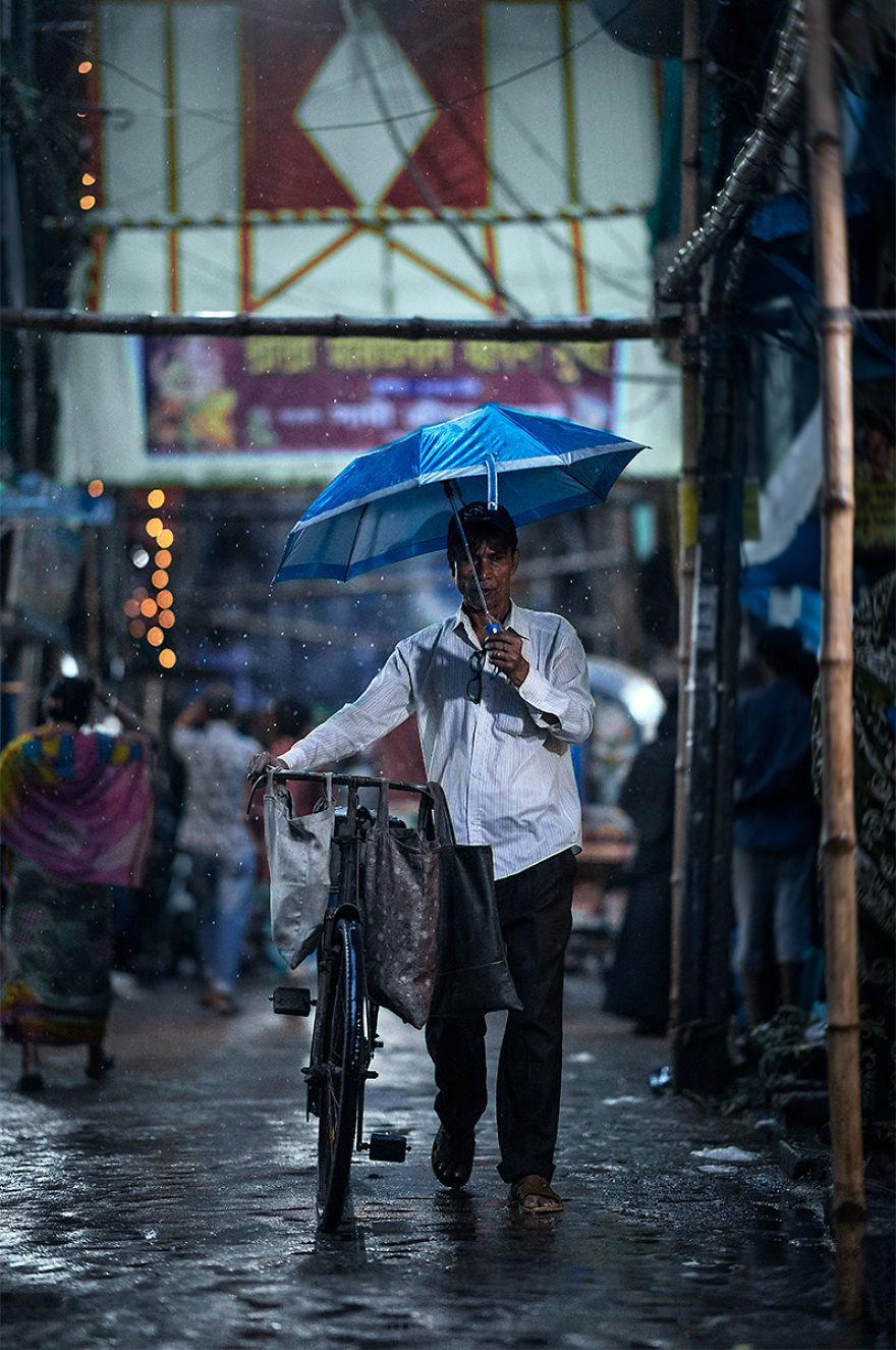 I Photographed The Streets Of Old Dhaka In The Rain